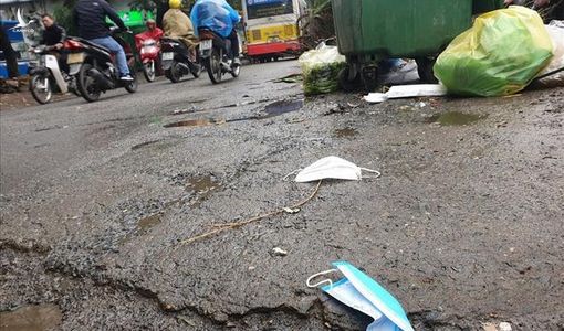 Mua khẩu trang đắt đỏ rồi lại vứt bừa bãi: ‘Đừng hại chính mình vì thiếu ý thức’
