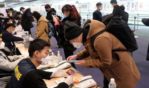 Người Hàn đến Trung Quốc bị cách ly tại sân bay, dân Hàn Quốc bất mãn