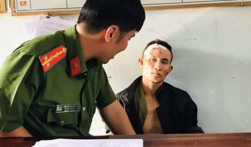 Kẻ đấu súng cầm một khẩu K54 và một trái lựu đạn khi bị bắt