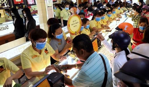 Mua vàng ngày Thần Tài cầu may lỗ “chỏng gọng”