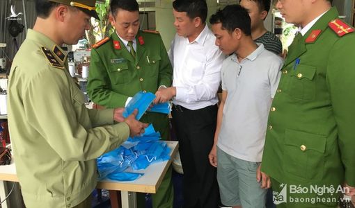Lò mổ lợn “chuyển nghề” may khẩu trang
