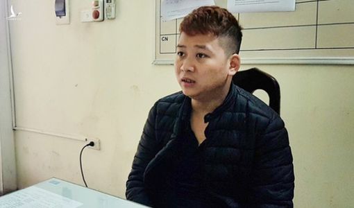 Tài xế taxi dùng dao đe dọa, cướp điện thoại 2 khách nước ngoài
