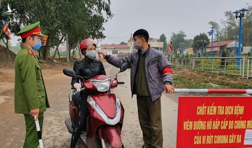 Bí thư xã Sơn Lôi: “Người dân biết công an, bộ đội, các bác sỹ trực chốt rất vất vả nên mang gà, khoai ra ủng hộ”