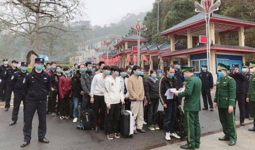 Đưa 158 lao động trở về từ Trung Quốc vào các doanh trại quân đội ở Lạng Sơn