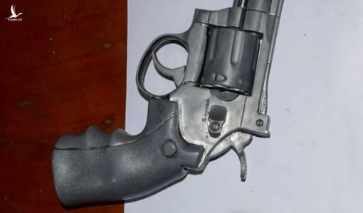 Mang theo súng, ma túy về quê vợ tránh dịch Covid-19