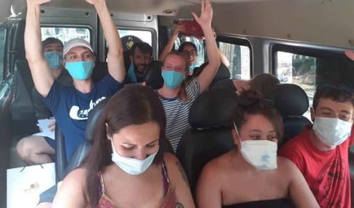 42 hành khách bay chung chuyến với ‘bệnh nhân số 17’ rời khu cách ly