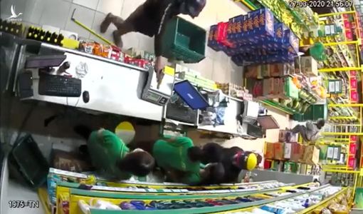 Táo tợn khống chế nhân viên rồi cướp tài sản tại cửa hàng Bách Hóa Xanh ở TP.HCM