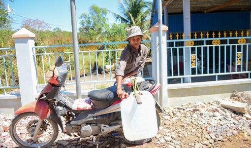 Cơn khát cực đại, vác can đi hứng ‘báu vật quý như vàng’