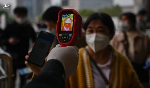 Trung Quốc ‘đi trên lưỡi dao’
