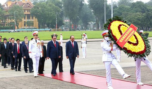 Lãnh đạo Đảng, Nhà nước viếng Lăng Bác nhân 45 năm thống nhất đất nước