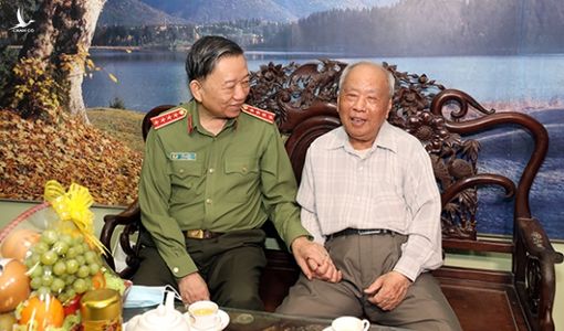 Bộ trưởng Tô Lâm thăm hỏi các đồng chí Công an lão thành cách mạng