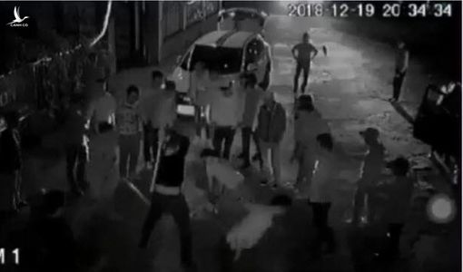 Đàn em Đường ‘Nhuệ’ bị tố đánh nam thanh niên tàn phế ngay trước cửa nhà