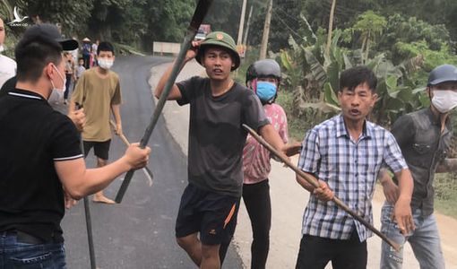 Bắt giam nhóm côn đồ lăn ra đường ăn vạ, đánh người, phá xe ô tô