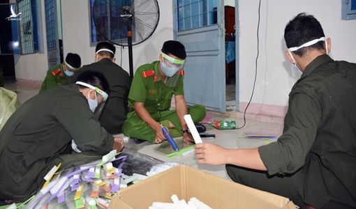 Những “công nhân mang sắc phục” trắng đêm sản xuất 3.000 mặt nạ phòng dịch