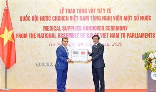 Quốc hội Việt Nam trao vật tư y tế tặng Nghị viện một số nước