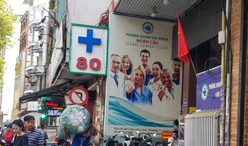‘Bác sĩ không tên’ làm tiền trên bàn mổ?!