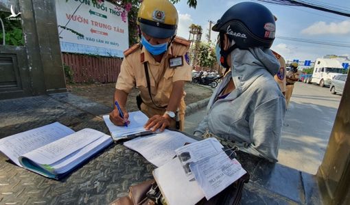 Cầm đồ giấy tờ xe, chỉ mang bản photo bị CSGT phạt 1,3 triệu đồng