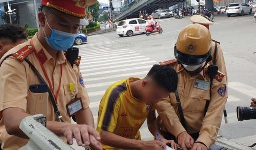 Thanh niên uống rượu từ tối qua đến chiều nay vẫn dính nồng độ cồn