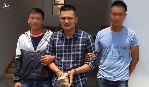 Công an bắt “nóng” 3 đối tượng dàn cảnh cướp 300 triệu đồng trong đêm