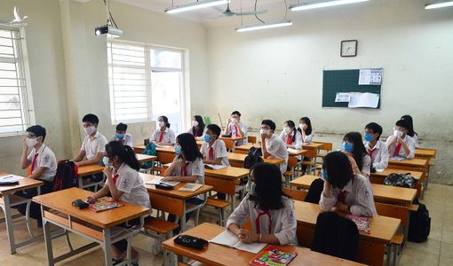 Giãn cách lớp học, nhiều trường loay hoay vì thiếu phòng học, giáo viên