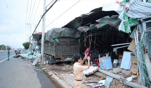 Xe container ‘điên cuồng’ tông hàng loạt nhà dân lúc rạng sáng