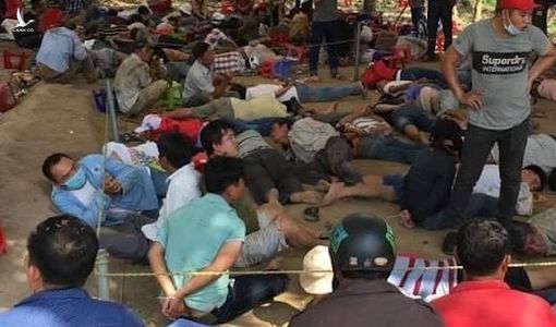 Phá sòng bạc lớn, bắt giữ hơn 130 đối tượng
