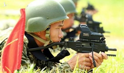 Đặc công Việt Nam bắn ‘bách phát bách trúng’ với tiểu liên Micro Uzi