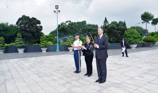 Đại sứ Mỹ Daniel Kritenbrink viếng Nghĩa trang Liệt sĩ TP.HCM