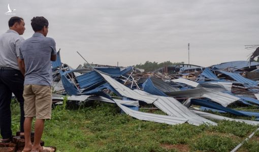 Lốc xoáy sập xưởng gỗ, công nhân phủ rác lên người để tránh tôn cứa