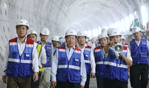 Phó Thủ tướng đi xuyên lòng đất hơn 1 km thị sát tuyến metro số 1