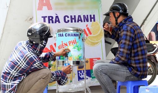 Người Hà Nội mở điểm trà chanh miễn phí trong đợt nắng nóng