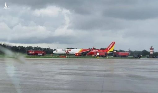 Hãng VietJet thông cáo nguyên nhân khiến máy bay lao khỏi đường băng