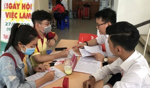 Sinh viên vừa tốt nghiệp được doanh nghiệp đến trường tuyển dụng