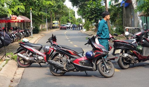 Nam thanh niên chết cạnh xe máy, dao Thái Lan găm trên ngực