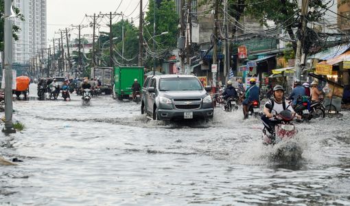 Người và xe bơi giữa đường sau cơn mưa lớn tại TP.HCM