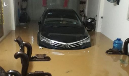 Nhà dân ngập lụt, đầy bùn đất sau mưa lớn ở Lào Cai