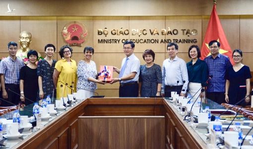 Bộ GD&ĐT tiếp nhận gói thiết bị viện trợ do Tổ chức Đại học Pháp ngữ trao tặng
