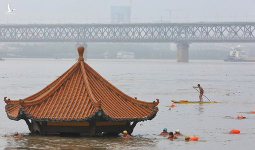 Trung Quốc vỡ 14 đê ở Giang Tây, hơn 2 vạn người mắc kẹt, làng trở thành hồ nước