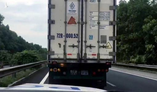 Xử lý tài xế xe đầu kéo “làm ngơ” đoàn xe ưu tiên