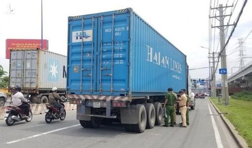 Container vào làn xe máy, cán chết người vừa cưới vợ ít hôm