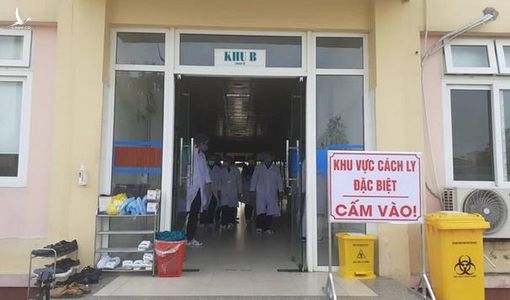 Công an áp tải 3 cô gái trở về từ Đà Nẵng đi cách ly theo quy định