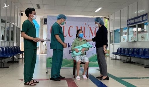Đà Nẵng: 16 bệnh nhân Covid-19 xuất viện, có sản phụ vừa sinh em bé