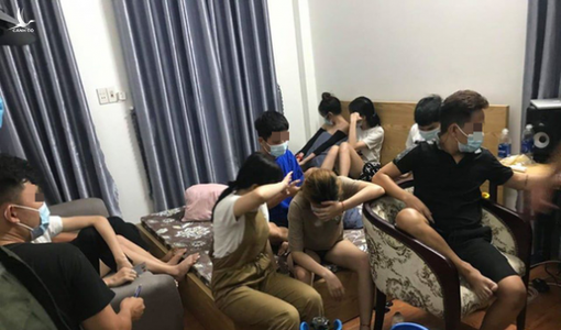 Tụ tập ăn nhậu, hút hít giữa lúc giãn cách xã hội