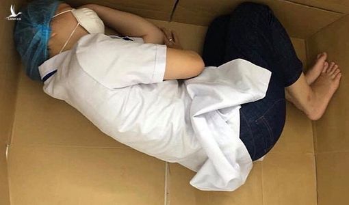 Nữ điều dưỡng Đà Nẵng nằm ngủ trên tấm bìa carton