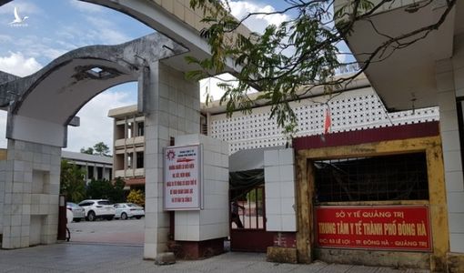 Lãnh đạo phường mở tiệc cùng vợ là bệnh nhân Covid-19 trong khu cách ly