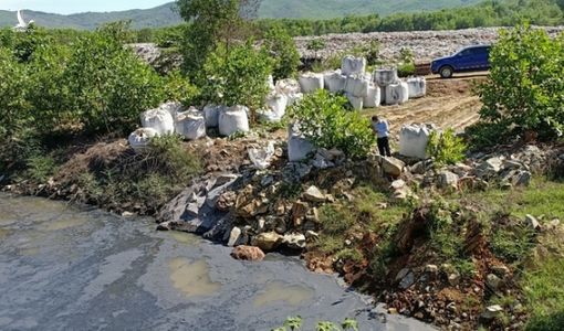 Hàng chục tấn chất thải lạ được chở từ Ninh Bình đổ vào Thanh Hoá