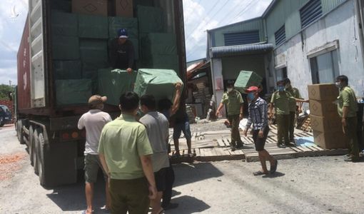 Phá kho hàng lớn ở TP.HCM nghi nhập từ Trung Quốc, gồm cả khẩu trang