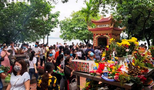 Phủ Tây Hồ phải đóng cửa vì quá đông người đến lễ