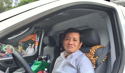 Ông Đoàn Ngọc Hải tự lái xe cứu thương chở bệnh nhân nghèo về quê miễn phí