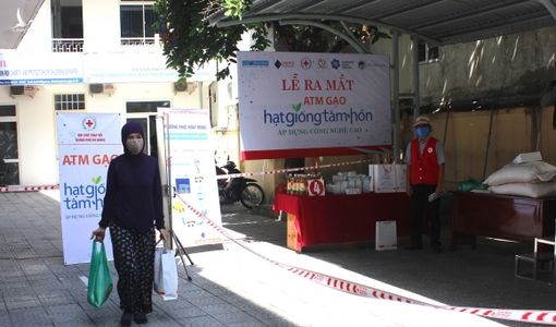 Đà Nẵng: “ATM gạo” thông minh đặt lịch hẹn, mời người nghèo nhận gạo